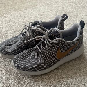Nike Roshe One Sneakers